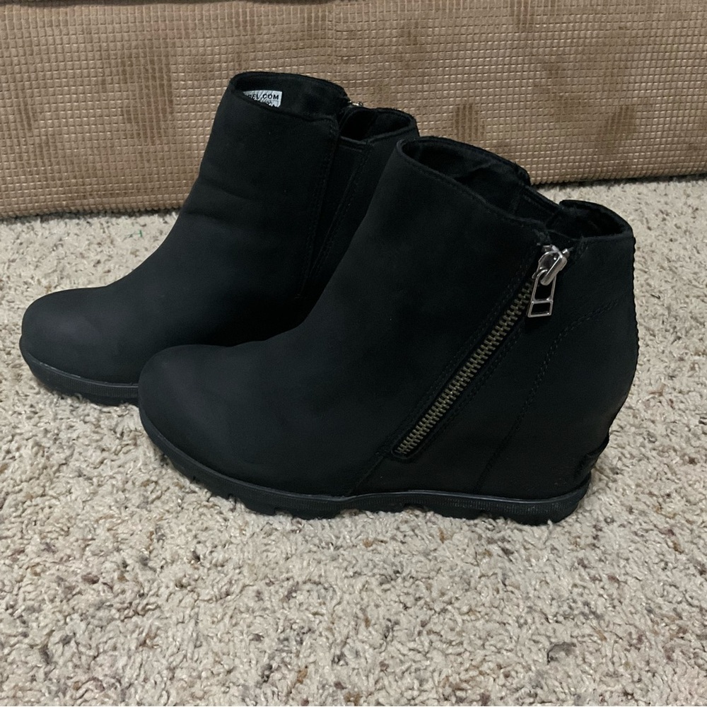 Sleek Black Wedge Ankle Boots with Zipper - Picture 4 of 12
